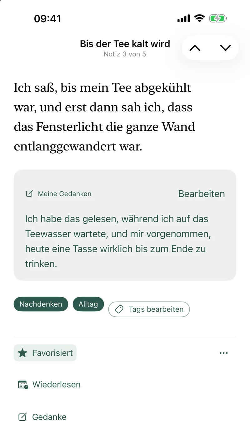 Notizansicht aus dem eingebauten Beispiel von LeafTrove 1.4: eine Markierung, „Meine Gedanken“, Tags, die Pfeile Zurück/Weiter im selben Buch und die Aktionen Favorisieren, Wiederlesen, Gedanke und Teilen.