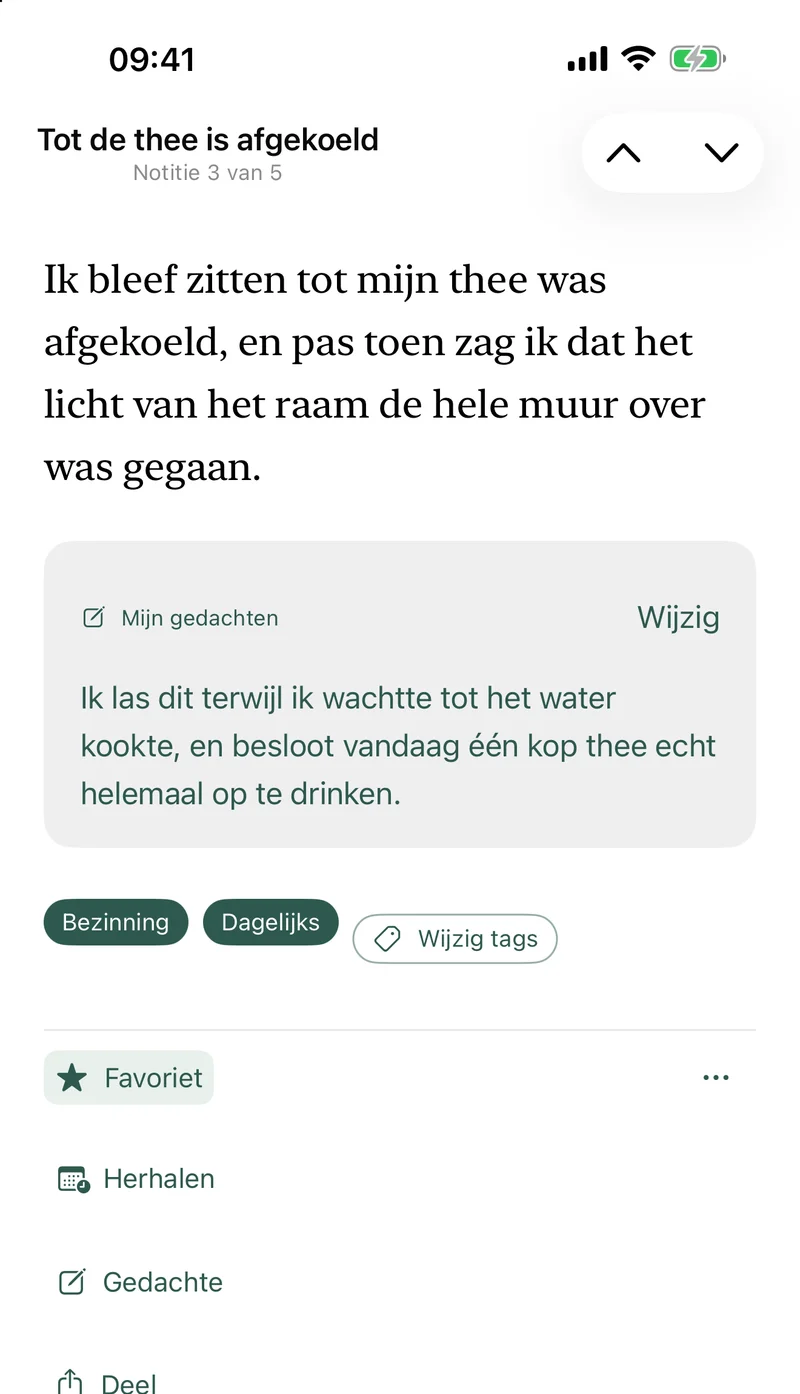 Notitiescherm uit het ingebouwde voorbeeld van LeafTrove 1.4: een markering, “Mijn gedachten”, tags, de pijlen Vorige/Volgende binnen hetzelfde boek en de acties Favoriet, Herhalen, Gedachte en Deel.