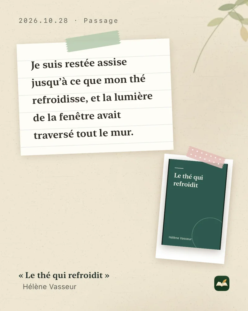 Carte à partager LeafTrove 1.4.1 en style carnet (4:5), créée à partir de l’exemple intégré : la phrase « Je suis restée assise jusqu’à ce que mon thé refroidisse, et la lumière de la fenêtre avait traversé tout le mur. » sur du papier ligné fixé par du masking tape, à côté de la couverture collée de « Le thé qui refroidit » d’Hélène Vasseur.