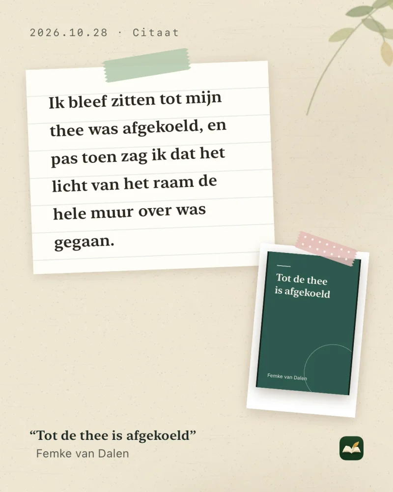 Deelkaart van LeafTrove 1.4.1 in de stijl Notitieboek (4:5), gemaakt met het ingebouwde voorbeeld: de zin ‘Ik bleef zitten tot mijn thee was afgekoeld, en pas toen zag ik dat het licht van het raam de hele muur over was gegaan.’ op gelinieerd papier met washitape, naast de opgeplakte omslag van ‘Tot de thee is afgekoeld’ van Femke van Dalen.